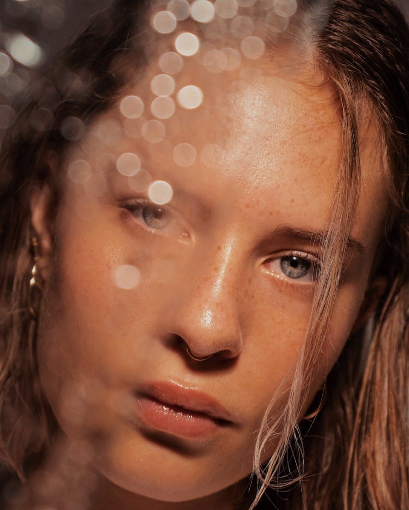 femme aux cheveux et aux yeux bruns