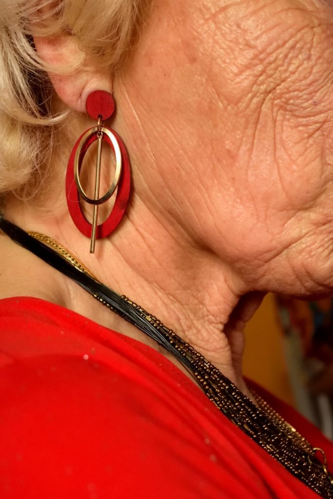 Une femme portant une robe rouge et une paire de boucles d'oreilles