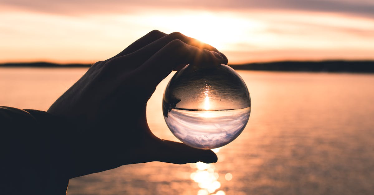découvrez l'univers fascinant des cristaux : leurs propriétés, leurs bienfaits et comment les intégrer dans votre quotidien.