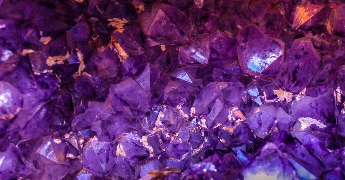 découvrez l'univers fascinant des cristaux ! apprenez leurs propriétés, usages et bienfaits dans notre guide complet sur les cristaux, parfait pour les débutants et les passionnés.