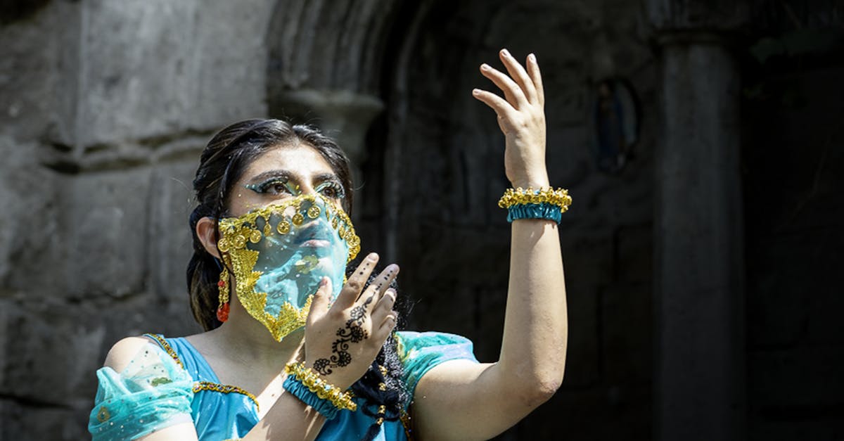 découvrez l'univers captivant du body art, une forme d'expression corporelle unique qui allie créativité et individualité. explorez les différentes techniques, styles et significations derrière chaque œuvre d'art sur la peau.