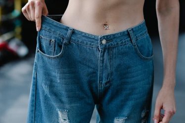 découvrez tout sur le piercing au nombril : conseils de soins, styles tendances et informations essentielles pour réaliser cette procédure esthétique en toute sécurité.