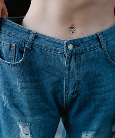 découvrez tout sur le piercing au nombril : conseils de soins, styles tendances et informations essentielles pour réaliser cette procédure esthétique en toute sécurité.