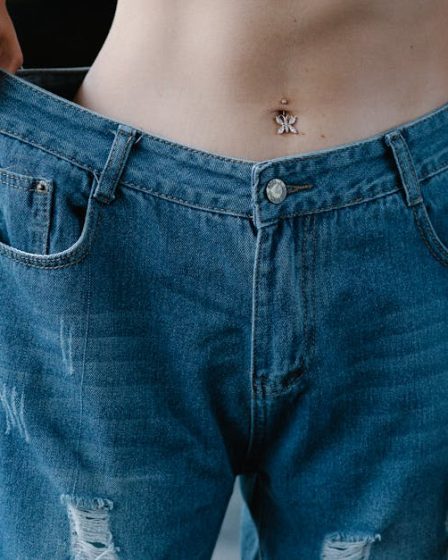 découvrez tout sur le piercing au nombril : conseils de soins, styles tendances et informations essentielles pour réaliser cette procédure esthétique en toute sécurité.