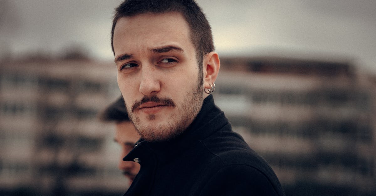 découvrez notre guide complet sur le piercing de l'oreille. apprenez tout sur les différentes techniques, les soins à apporter et les tendances pour un style unique et moderne.