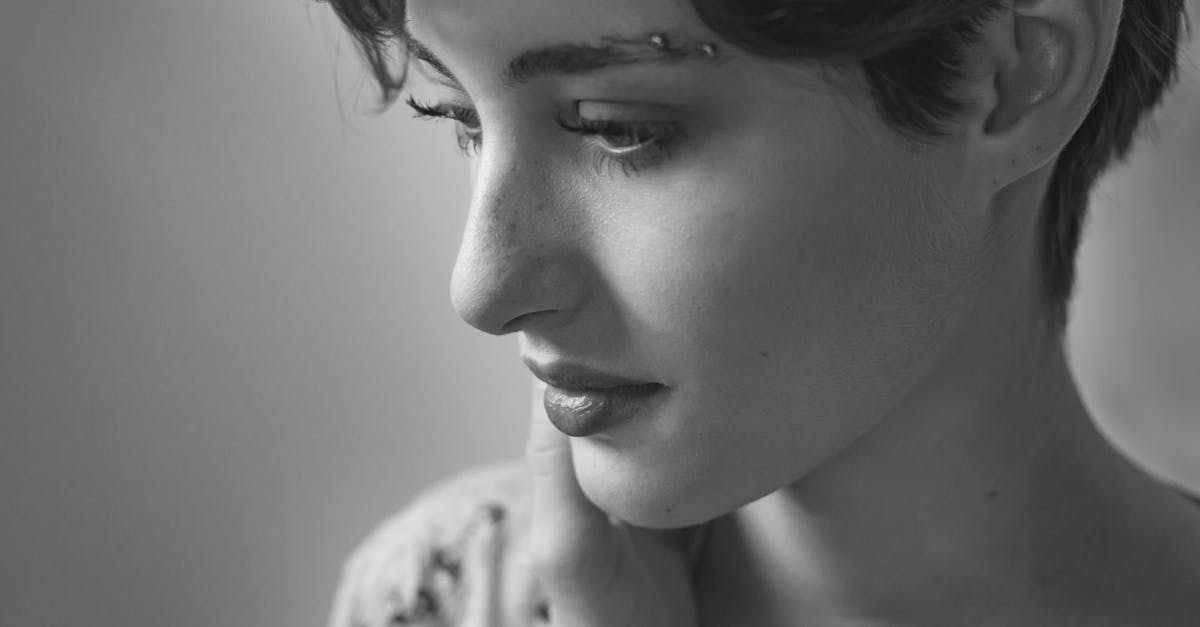 découvrez tout ce que vous devez savoir sur le piercing des sourcils : styles, soins, risques et conseils pour sublimer votre look avec cette tendance audacieuse.