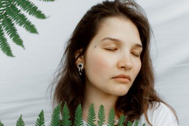 découvrez l'univers fascinant des piercings au sourcil. apprenez tout sur les styles, les soins et les précautions à prendre pour un piercing réussi qui mettra en valeur votre visage.