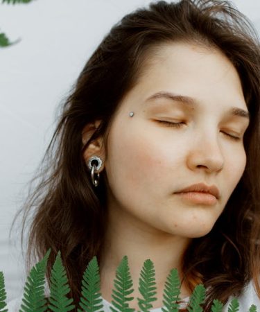 découvrez l'univers fascinant des piercings au sourcil. apprenez tout sur les styles, les soins et les précautions à prendre pour un piercing réussi qui mettra en valeur votre visage.