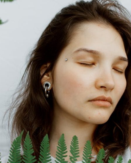 découvrez l'univers fascinant des piercings au sourcil. apprenez tout sur les styles, les soins et les précautions à prendre pour un piercing réussi qui mettra en valeur votre visage.