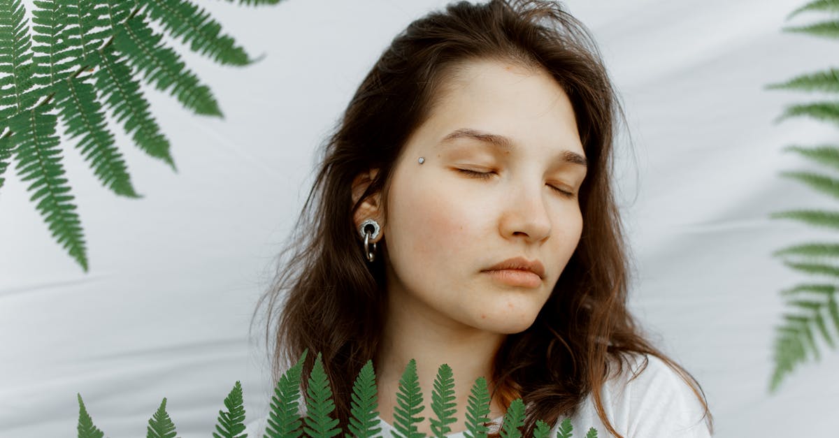 découvrez l'univers fascinant des piercings au sourcil. apprenez tout sur les styles, les soins et les précautions à prendre pour un piercing réussi qui mettra en valeur votre visage.