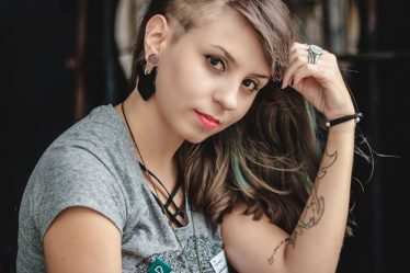 découvrez l'univers du piercing : des conseils sur les types de piercings, les soins à apporter et les tendances actuelles pour personnaliser votre style de manière unique et sécurisée.