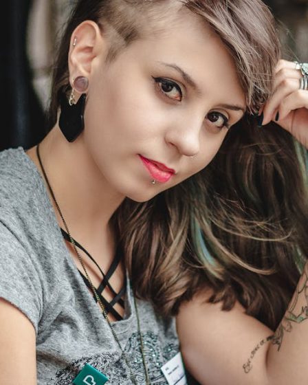 découvrez l'univers du piercing : des conseils sur les types de piercings, les soins à apporter et les tendances actuelles pour personnaliser votre style de manière unique et sécurisée.