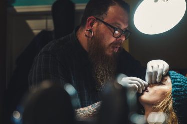 découvrez l'univers fascinant des piercings : styles, tendances et conseils pour personnaliser votre look. apprenez tout sur les différents types de piercings, leur entretien et la signification culturelle qui les entoure.