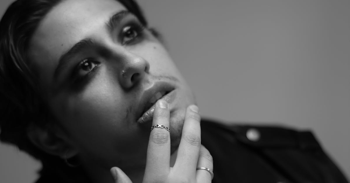 découvrez l'univers fascinant des piercings : tendances, conseils, soins et inspirations pour embellir votre corps et exprimer votre personnalité de manière unique.