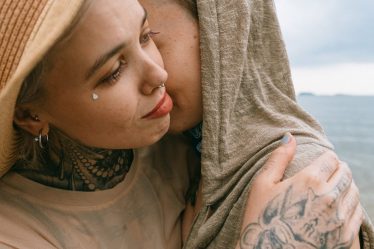 découvrez nos conseils essentiels pour prendre soin de vos piercings et garantir leur confort et leur santé. apprenez les meilleures pratiques d'hygiène, les soins quotidiens et les astuces pour éviter les infections.
