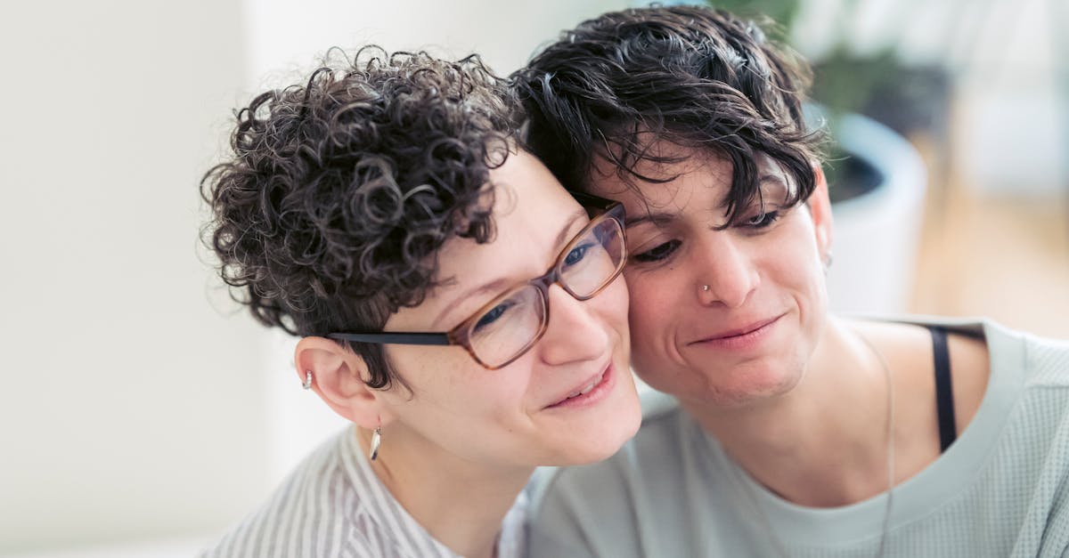 découvrez nos conseils essentiels pour bien entretenir vos piercings. apprenez les meilleures pratiques pour garantir une cicatrisation rapide et éviter les infections. votre guide complet pour un piercing en pleine santé.