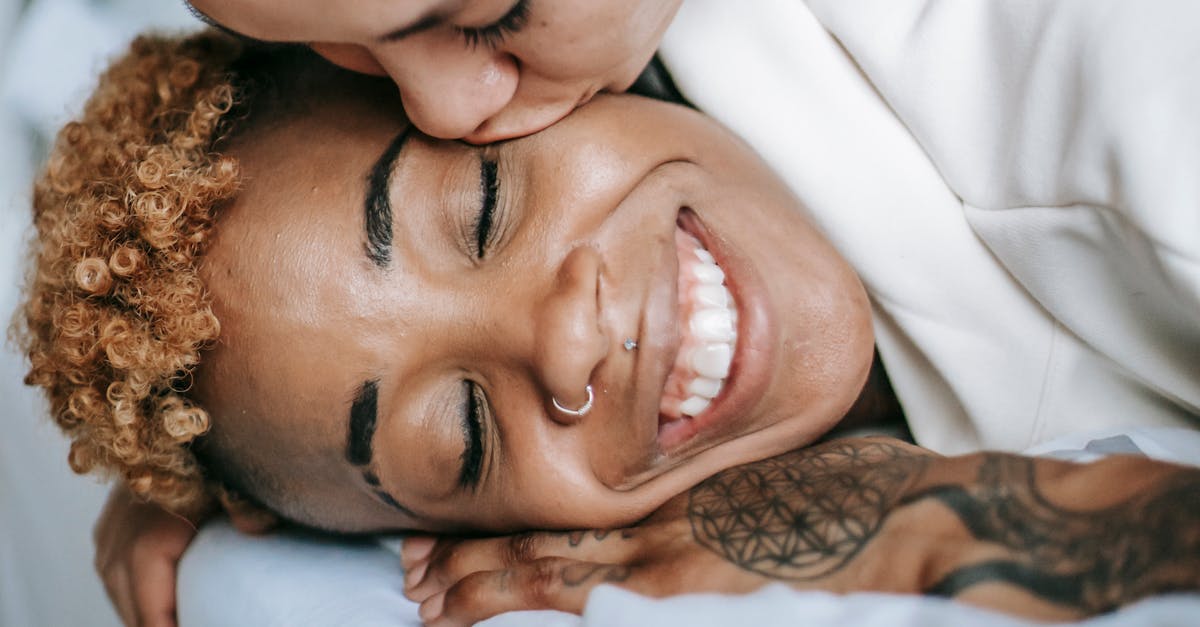découvrez nos conseils essentiels pour prendre soin de vos piercings. apprenez les meilleures pratiques d'hygiène, les produits recommandés et les astuces pour favoriser une guérison rapide et éviter les infections. des informations adaptées à tous types de piercings.