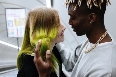 découvrez l'art du piercing romantique, une tendance élégante qui allie sensualité et style. transformez votre look avec des designs délicats et des bijoux raffinés, parfaits pour exprimer votre personnalité et vos émotions. plongez dans un univers de beauté et d'amour à travers nos créations uniques.
