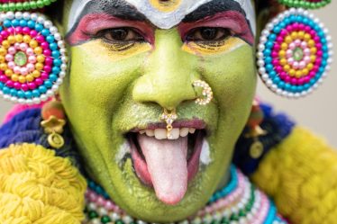 découvrez tout ce qu'il faut savoir sur le piercing à la langue : conseils de soins, types de bijoux, processus de guérison et idées tendances pour afficher votre style avec audace.