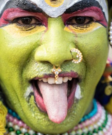 découvrez tout ce qu'il faut savoir sur le piercing à la langue : conseils de soins, types de bijoux, processus de guérison et idées tendances pour afficher votre style avec audace.